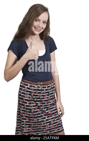 Teenager-Frau, die mit Daumen nach oben gestickt hat Stockfoto