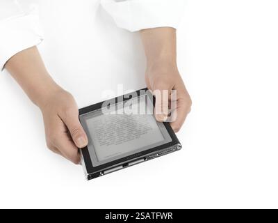Frau, die den Sony Reader verwendet. Tragbares Lesegerät PRS-700. E-Book-Gerät mit Touchscreen. Isoliert auf weißem Hintergrund Stockfoto