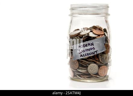 Verschiedene Münzen werden in einem maurerglas aufbewahrt Stockfoto