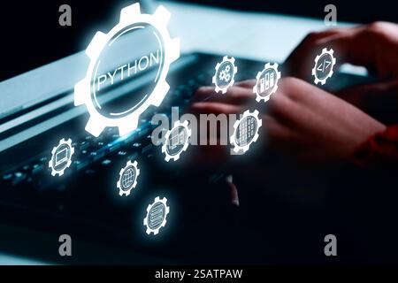Python Programmiersprache, Mann mit Laptop-Computer mit Python-Programmierungssymbol auf virtuellem Bildschirm, Anwendungs- und Web-Entwicklungskonzept. Stockfoto