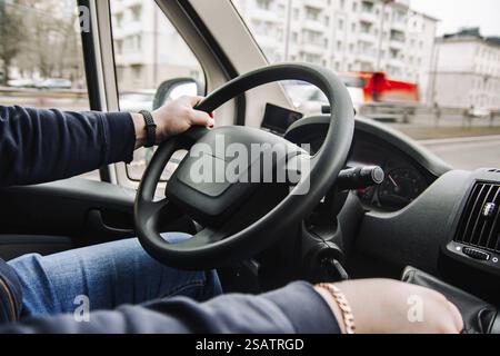 Die Perspektive des Fahrers aus dem Inneren eines Fahrzeugs, das durch die Straßen der Stadt fährt Stockfoto