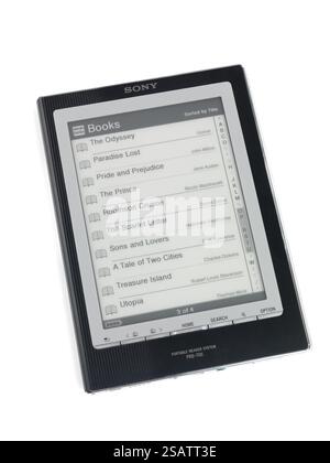 Sony Reader mit einer Liste von Büchern auf dem Display. Tragbares Lesegerät PRS-700. E-Book-Gerät mit Touchscreen. Isoliert auf weißem Hintergrund Stockfoto