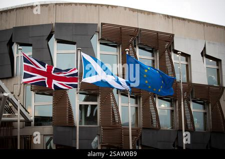 Aktenfoto vom 29. April 01/20: Die Unionsflagge Saltyre und die EU-Flagge fliegen vor dem schottischen Parlament in Edinburgh. Die SNP hat die britische Regierung aufgefordert, am fünften Jahrestag des Brexits "in die europäische Falte zurückzukehren". Ausgabedatum: Freitag, 31. Januar 2025. Stockfoto