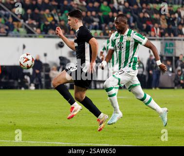 Budapest, Ungarn. 30. Januar 2025. Ibrahim Cisse von Ferencvarosi TC fordert Mayckel Lahdo von AZ Alkmaar während des Spiels der UEFA Europa League 2024/25 League Phase MD8 zwischen Ferencvarosi TC und AZ Alkmaar im Ferencvaros Stadium am 30. Januar 2025 in Budapest. Quelle: Laszlo Szirtesi/Alamy Live News Stockfoto