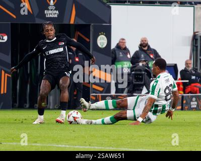 Budapest, Ungarn. 30. Januar 2025. Habib Maiga von Ferencvarosi TC greift Jayden Addai von AZ Alkmaar während des Spiels der UEFA Europa League 2024/25 League Phase MD8 zwischen Ferencvarosi TC und AZ Alkmaar am 30. Januar 2025 im Ferencvaros Stadion in Budapest an. Quelle: Laszlo Szirtesi/Alamy Live News Stockfoto