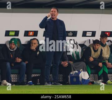 Budapest, Ungarn. 30. Januar 2025. Robbie Keane, Cheftrainer von Ferencvarosi TC, reagiert am 30. Januar 2025 im Ferencvaros Stadion in Budapest, Ungarn, während des UEFA Europa League 2024/25 League Phase MD8-Spiels zwischen Ferencvarosi TC und AZ Alkmaar. Quelle: Laszlo Szirtesi/Alamy Live News Stockfoto