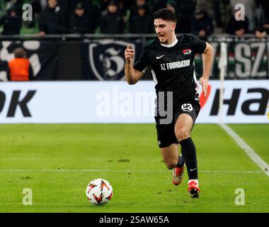 Budapest, Ungarn. 30. Januar 2025. Mayckel Lahdo von AZ Alkmaar spielt mit dem Ball während des Spiels der UEFA Europa League 2024/25 League Phase MD8 zwischen Ferencvarosi TC und AZ Alkmaar am 30. Januar 2025 im Ferencvaros Stadion in Budapest. Quelle: Laszlo Szirtesi/Alamy Live News Stockfoto