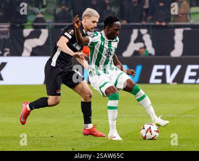 Budapest, Ungarn. 30. Januar 2025. Kristijan Belic von AZ Alkmaar fordert Adama Traore von Ferencvarosi TC während des UEFA Europa League 2024/25 League Phase MD8 Spiels zwischen Ferencvarosi TC und AZ Alkmaar im Ferencvaros Stadium am 30. Januar 2025 in Budapest heraus. Quelle: Laszlo Szirtesi/Alamy Live News Stockfoto