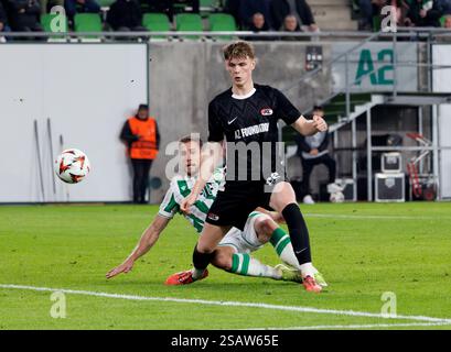Budapest, Ungarn. 30. Januar 2025. Barnabas Varga von Ferencvarosi TC tritt 2024/25 am 30. Januar 2025 im Ferencvaros Stadion in Budapest um den Ball gegen Maxim Dekker von AZ Alkmaar an. Quelle: Laszlo Szirtesi/Alamy Live News Stockfoto