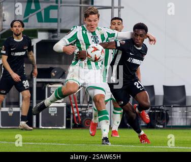 Budapest, Ungarn. 30. Januar 2025. Stefan Gartenmann von Ferencvarosi TC kämpft 2024/25 am 30. Januar 2025 im Ferencvaros Stadion in Budapest um den Besitz mit Ernest Poku von AZ Alkmaar während des UEFA Europa League Phase MD8 Spiels zwischen Ferencvarosi TC und AZ Alkmaar. Quelle: Laszlo Szirtesi/Alamy Live News Stockfoto