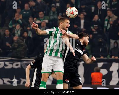 Budapest, Ungarn. 30. Januar 2025. Barnabas Varga von Ferencvarosi TC kämpfte 2024/25 am 30. Januar 2025 im Ferencvaros Stadion in Budapest um den Besitz in der Luft mit Wouter Goes von AZ Alkmaar während des UEFA Europa League Phase MD8 Spiels zwischen Ferencvarosi TC und AZ Alkmaar. Quelle: Laszlo Szirtesi/Alamy Live News Stockfoto