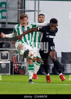 Budapest, Ungarn. 30. Januar 2025. Stefan Gartenmann von Ferencvarosi TC kämpft 2024/25 am 30. Januar 2025 im Ferencvaros Stadion in Budapest um den Besitz mit Ernest Poku von AZ Alkmaar während des UEFA Europa League Phase MD8 Spiels zwischen Ferencvarosi TC und AZ Alkmaar. Quelle: Laszlo Szirtesi/Alamy Live News Stockfoto