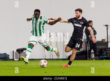 Budapest, Ungarn. 30. Januar 2025. Adama Traore von Ferencvarosi TC tritt 2024/25 am 30. Januar 2025 im Ferencvaros Stadion in Budapest um den Ball mit Mees de Wit von AZ Alkmaar im UEFA Europa League Phase MD8-Spiel zwischen Ferencvarosi TC und AZ Alkmaar an. Quelle: Laszlo Szirtesi/Alamy Live News Stockfoto