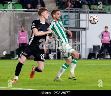 Budapest, Ungarn. 30. Januar 2025. Barnabas Varga von Ferencvarosi TC tritt 2024/25 am 30. Januar 2025 im Ferencvaros Stadion in Budapest um den Ball gegen Maxim Dekker von AZ Alkmaar an. Quelle: Laszlo Szirtesi/Alamy Live News Stockfoto
