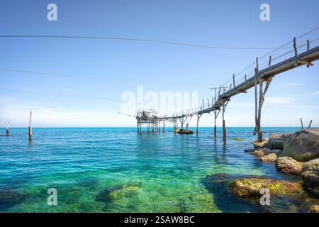 Trabocco alte hölzerne Angelmaschine entlang der Küste der Adria. San Vito Chietino, Region Abruzzen, Italien Stockfoto