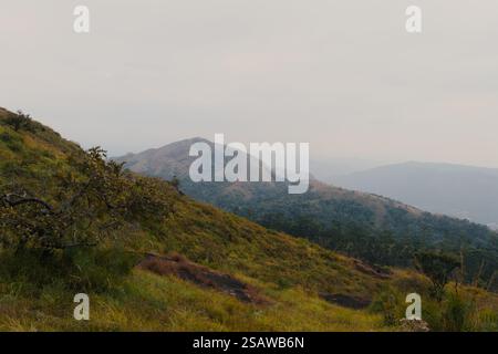 Ein atemberaubender Blick auf eine majestätische Bergkette mit schneebedeckten Gipfeln Stockfoto