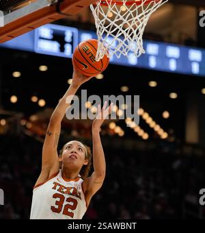 Austin, Texas, USA. 30. Januar 2025. Der texanische Garde NDJAKALENGA MWENENTANDA (32) geht während eines Basketballspiels zwischen den Texas Longhorns und den Missouri Tigers in Austin in den Korb. Texas kam von einem 11-Punkte-Defizit zurück, um das Spiel zu gewinnen, 70:61. (Kreditbild: © Scott Coleman/ZUMA Press Wire) NUR REDAKTIONELLE VERWENDUNG! Nicht für kommerzielle ZWECKE! Stockfoto
