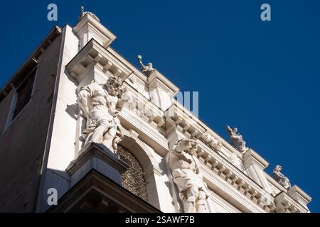 Skulpturen und Denkmäler an der Fassade der Kirche Ospedaletto, Kirche Santa Maria dei Derelitti , Venedig , Venetien , Italien 03.01.2025 Stockfoto