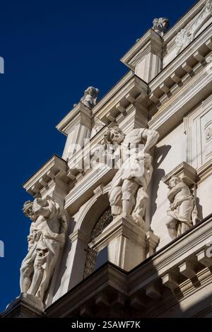 Skulpturen und Denkmäler an der Fassade der Kirche Ospedaletto, Kirche Santa Maria dei Derelitti , Venedig , Venetien , Italien 03.01.2025 Stockfoto