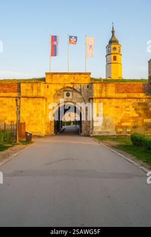 Der Uhrenturm und das Uhrentor stehen majestätisch auf der Kalemegdan-Festung, während die Sonne untergeht und die historische Architektur in Belgrad, Serbien, in warmen Glanz erstrahlt. Stockfoto
