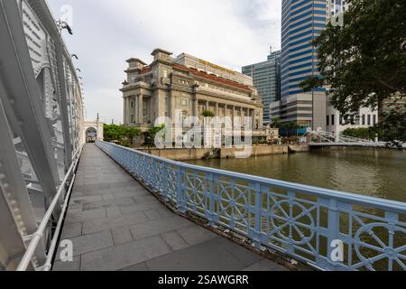 Das Fullerton Hotel Singapore ist ein 5-Sterne-Luxushotel in der Nähe der Mündung eines Flusses, der ursprünglich das allgemeine Postamt war und auf dem gebaut wurde Stockfoto