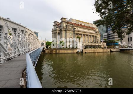 Das Fullerton Hotel Singapore ist ein 5-Sterne-Luxushotel in der Nähe der Mündung eines Flusses, der ursprünglich das allgemeine Postamt war und auf dem gebaut wurde Stockfoto