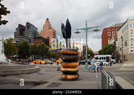New York City, USA - 13. Juli 2015. Alles Bagel Skulptur aus Styrol und Polyurethan von Hanna Liden im Marsha P. Johnson Memorial Fountain Stockfoto