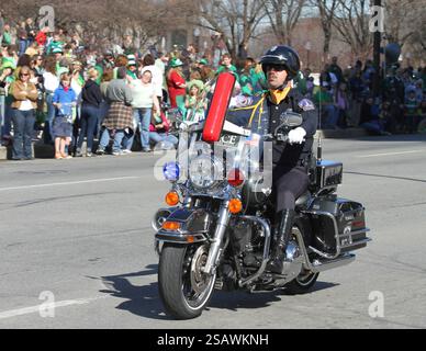 INDIANAPOLIS, USA-17. MÄRZ 2010: Ein nicht identifizierter Indianapolis Metropolitan Police Officer fährt mit seinem Motorrad bei der St. Patricks Day Parade Stockfoto