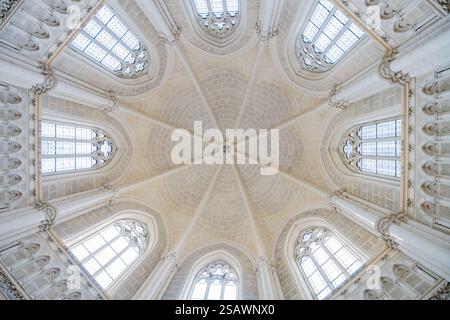 Die atemberaubende Decke des Schwarzenberger Grabmals offenbart komplexe Architektur und wunderschöne Buntglas. Das Grab befindet sich in Domanin in der Nähe von Trebon und zeigt historische Kunst und Design. Stockfoto