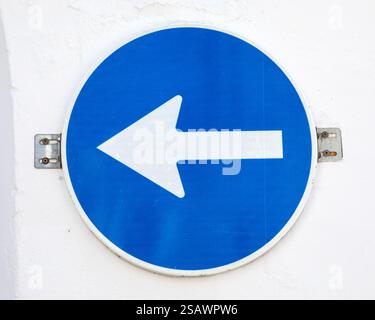 Nahaufnahme einer Einbahnstraße oder links abbiegen in Spanien. Stockfoto