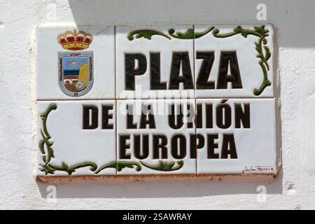 Nahaufnahme eines traditionellen gekachelten Straßenschildes an der Plaza de la Union Europea in Torremolinos, Spanien. Stockfoto
