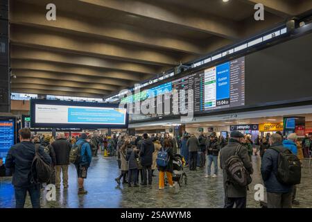 30. Januar 2025. Der geschäftige Bahnhof Euston in London, Großbritannien. Ab 2026 kann die WCML zeitweise wegen Erneuerung der Infrastruktur geschlossen werden (KEINE KOMMERZIELLE NUTZUNG). Stockfoto