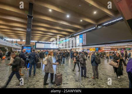 30. Januar 2025. Der geschäftige Bahnhof Euston in London, Großbritannien. Ab 2026 kann die WCML zeitweise wegen Erneuerung der Infrastruktur geschlossen werden (KEINE KOMMERZIELLE NUTZUNG). Stockfoto