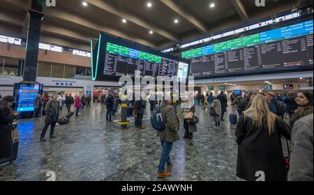 30. Januar 2025. Der geschäftige Bahnhof Euston in London, Großbritannien. Ab 2026 kann die WCML zeitweise wegen Erneuerung der Infrastruktur geschlossen werden (KEINE KOMMERZIELLE NUTZUNG). Stockfoto