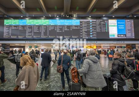 30. Januar 2025. Der geschäftige Bahnhof Euston in London, Großbritannien. Ab 2026 kann die WCML zeitweise wegen Erneuerung der Infrastruktur geschlossen werden (KEINE KOMMERZIELLE NUTZUNG). Stockfoto