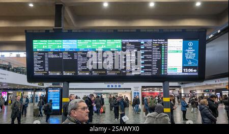 30. Januar 2025. Der geschäftige Bahnhof Euston in London, Großbritannien. Ab 2026 kann die WCML zeitweise wegen Erneuerung der Infrastruktur geschlossen werden (KEINE KOMMERZIELLE NUTZUNG). Stockfoto