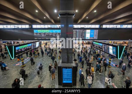 30. Januar 2025. Der geschäftige Bahnhof Euston in London, Großbritannien. Ab 2026 kann die WCML zeitweise wegen Erneuerung der Infrastruktur geschlossen werden (KEINE KOMMERZIELLE NUTZUNG). Stockfoto