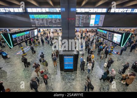 30. Januar 2025. Der geschäftige Bahnhof Euston in London, Großbritannien. Ab 2026 kann die WCML zeitweise wegen Erneuerung der Infrastruktur geschlossen werden (KEINE KOMMERZIELLE NUTZUNG). Stockfoto