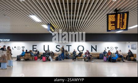 30. Januar 2025. Der geschäftige Bahnhof Euston in London, Großbritannien. Ab 2026 kann die WCML zeitweise wegen Erneuerung der Infrastruktur geschlossen werden (KEINE KOMMERZIELLE NUTZUNG). Stockfoto