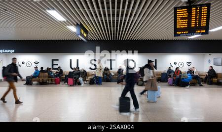 30. Januar 2025. Der geschäftige Bahnhof Euston in London, Großbritannien. Ab 2026 kann die WCML zeitweise wegen Erneuerung der Infrastruktur geschlossen werden (KEINE KOMMERZIELLE NUTZUNG). Stockfoto