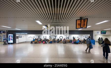 30. Januar 2025. Der geschäftige Bahnhof Euston in London, Großbritannien. Ab 2026 kann die WCML zeitweise wegen Erneuerung der Infrastruktur geschlossen werden (KEINE KOMMERZIELLE NUTZUNG). Stockfoto