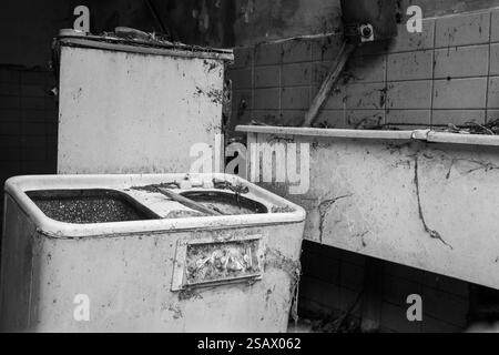 Lost Places verlassene Küche Vergänglichkeit Schwarzweißfoto Stockfoto