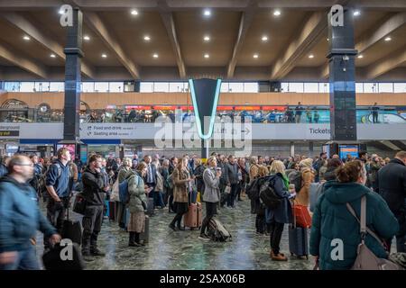 30. Januar 2025. Der geschäftige Bahnhof Euston in London, Großbritannien. Ab 2026 kann die WCML zeitweise wegen Erneuerung der Infrastruktur geschlossen werden (KEINE KOMMERZIELLE NUTZUNG). Stockfoto