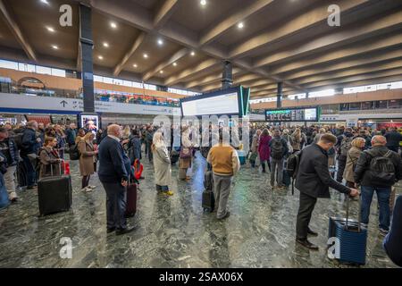 30. Januar 2025. Der geschäftige Bahnhof Euston in London, Großbritannien. Ab 2026 kann die WCML zeitweise wegen Erneuerung der Infrastruktur geschlossen werden (KEINE KOMMERZIELLE NUTZUNG). Stockfoto