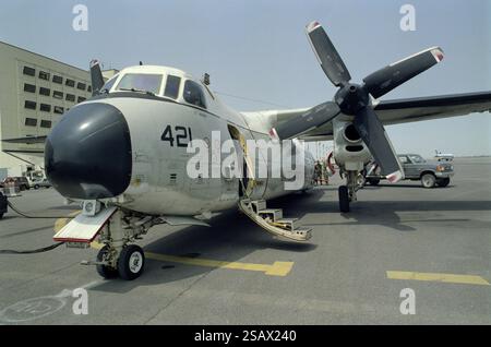 Erster Golfkrieg: 25. März 1991 Ein Greyhound der US Navy COD Grumman C-2 von der USS Midway wird am Kuwait International Airport betankt. Stockfoto