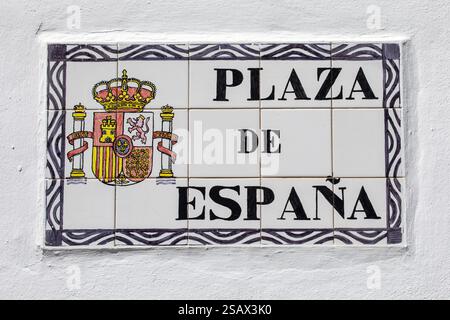 Benalmadena, Spanien - 26. April 2024: Ein schönes traditionelles, gekacheltes Straßenschild für die Plaza de Espana in Benalmadena Pueblo - der Altstadt von Benal Stockfoto