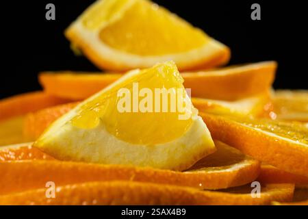 Orangefarbener Hintergrund, reife Orangen, die Nahaufnahme in Scheiben geschnitten werden. Stockfoto