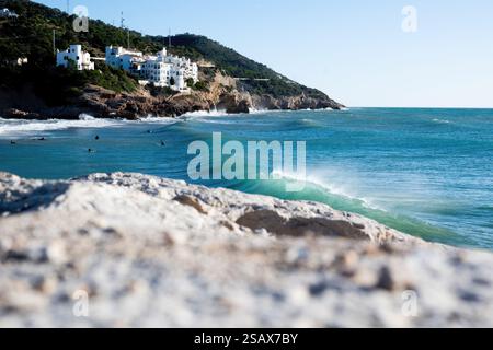 Perfekte Surfwelle in der Nähe der Küste an sonnigen Tagen Stockfoto