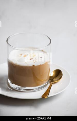 Affogato in einem Glas mit einem Spritzer Kaffee darauf Stockfoto