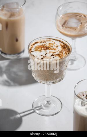 Affogato unter anderen Kaffeegetränken Stockfoto